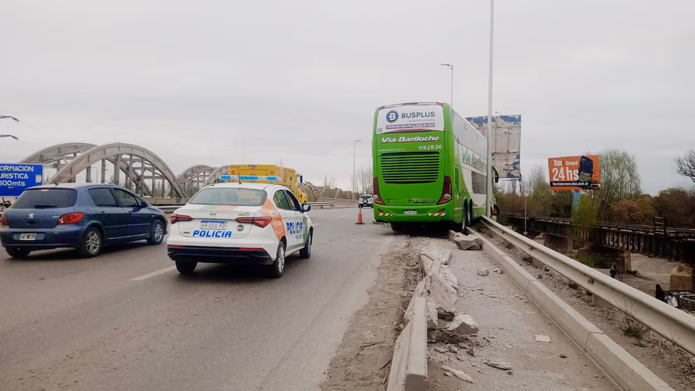 Neuquén: colectivo chocó contra un guardarrail y quedó al borde de precipitarse al&nbsp;río