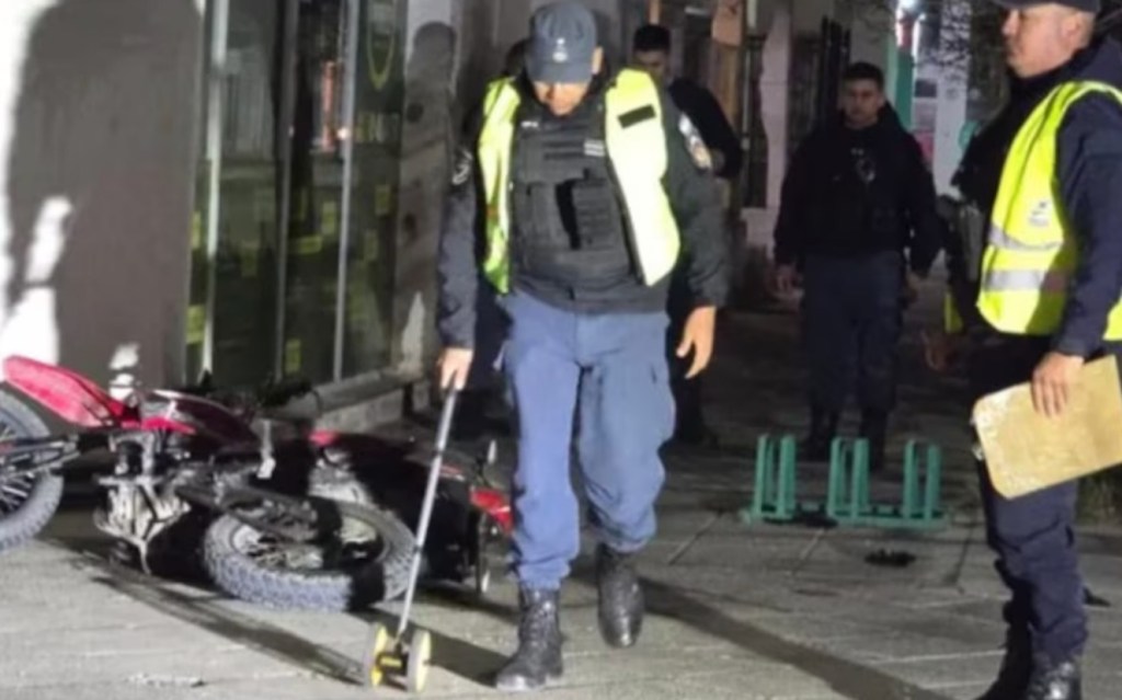 Violento choque en Neuquén: motociclistas sufren graves heridas tras impactar contra un&nbsp;auto