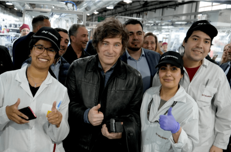 El presidente Javier Milei recorrió la planta de Newsan en Tierra del Fuego y estuvo acompañado por los candidatos locales de La Libertad&nbsp;Avanza