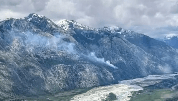 Combatientes trabajan para contener un incendio forestal en la reserva El Turbio, cerca del Parque Nacional Lago&nbsp;Puelo