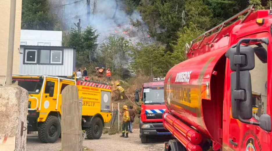 Incendio forestal en Bariloche: un bombero debió ser atendido por inhalación de&nbsp;humo