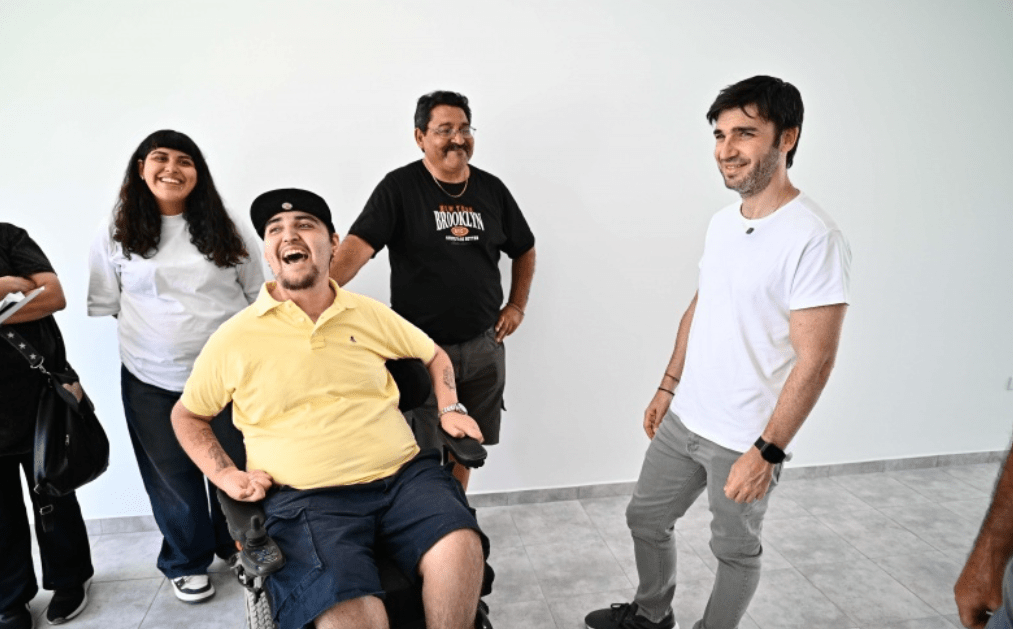 Ignacio Torres entregó una vivienda adaptada en Gaiman en el marco de un plan provincial