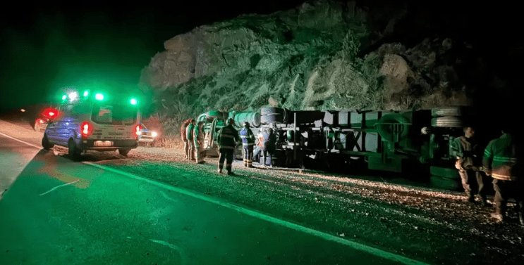 Neuquén: un camión volcó en la Ruta 237 y dos personas debieron ser&nbsp;rescatadas