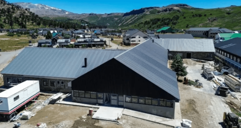 Caviahue reinaugura la Escuela 164 y consolida un edificio propio para cada nivel&nbsp;educativo