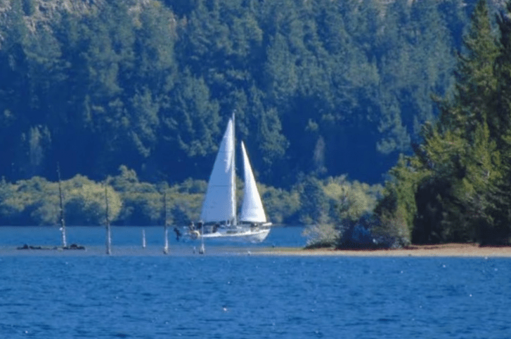 Chubut: murió un hombre tras el vuelco de dos veleros en el lago Epuyén